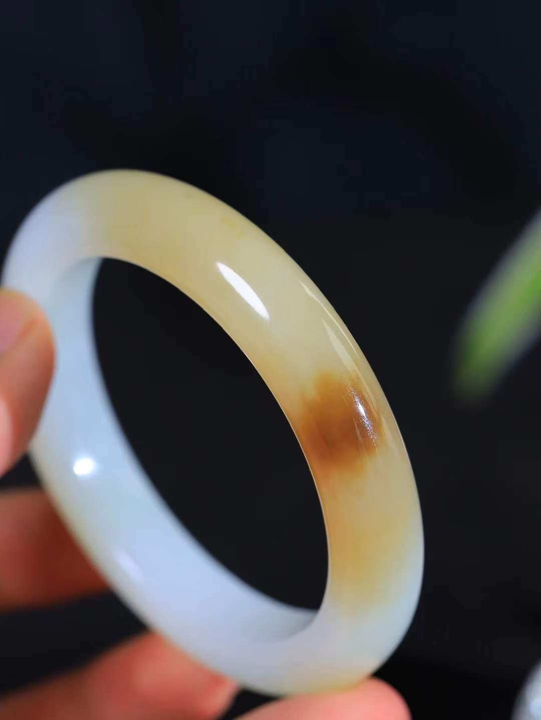 （温柔雅致.手镯）

精品️和田玉糖白玉手镯。镯型饱满，温润细腻，脂润沁香。️执一卷书，沏一盏茶，着一袭裙，戴一只镯。淡淡浅笺，素心若兰，静赏玉中诗画。悠悠岁月，芊手轻摘，盛满诗样芳华。重62.7克   尺寸56.5-12.2-10mm    FDL-66362433