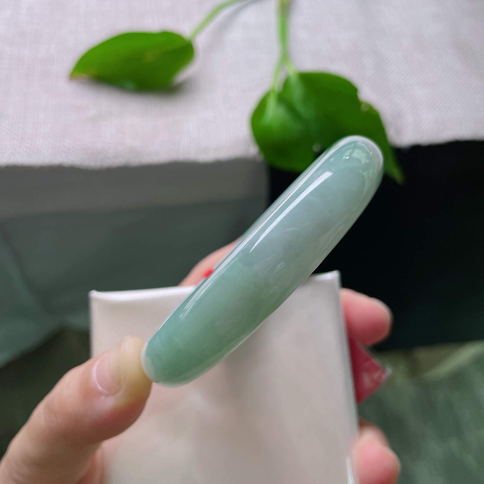 尺寸：57/12.8/7.7，蓝底正圈，水头好，质地莹润细腻，干净，古典婉约..