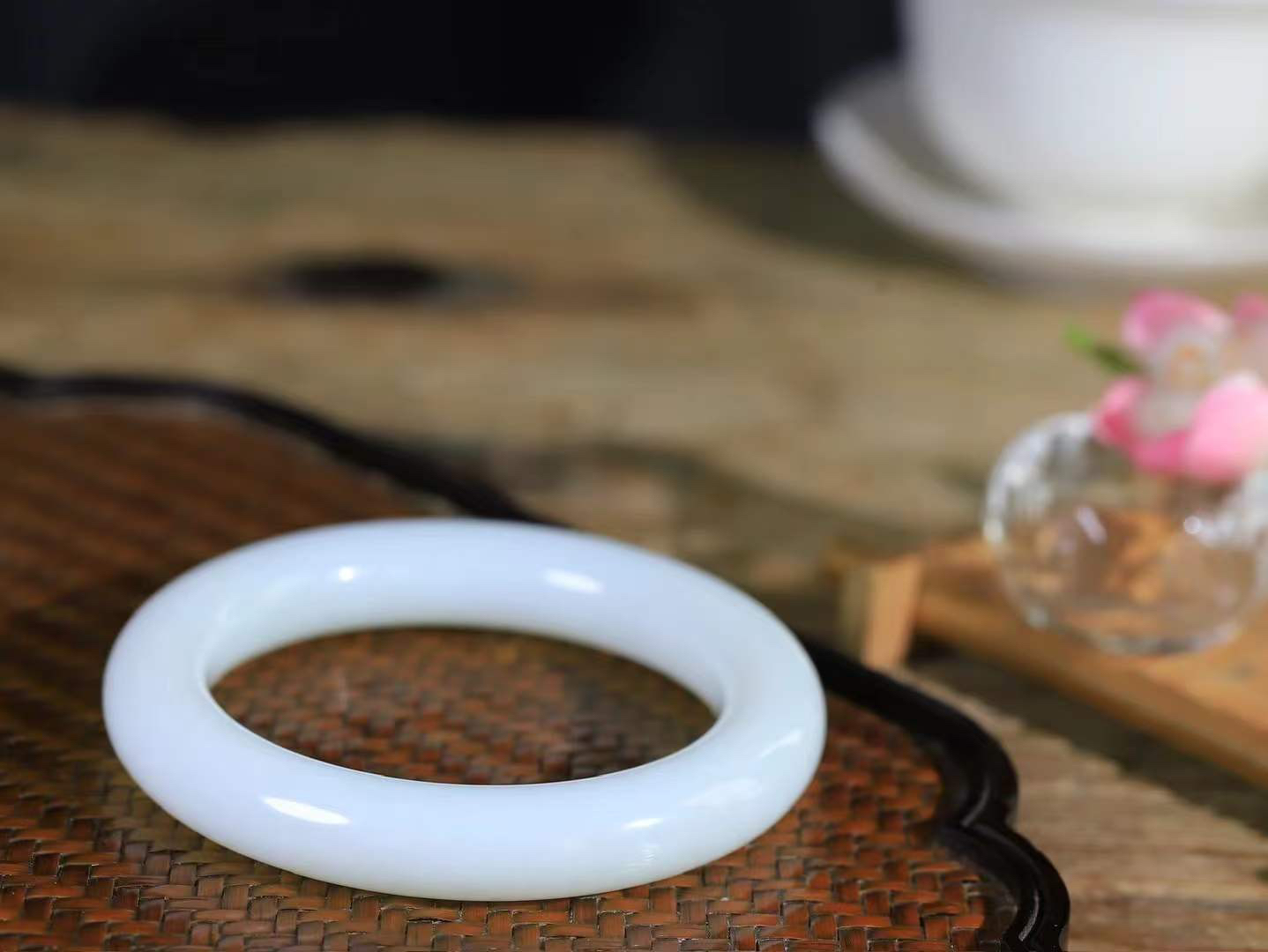 【花样年华·手镯】

精品和田玉白玉圆条手镯，质地油润细腻，色泽高贵典雅，镯型古朴典雅。在诗情画意