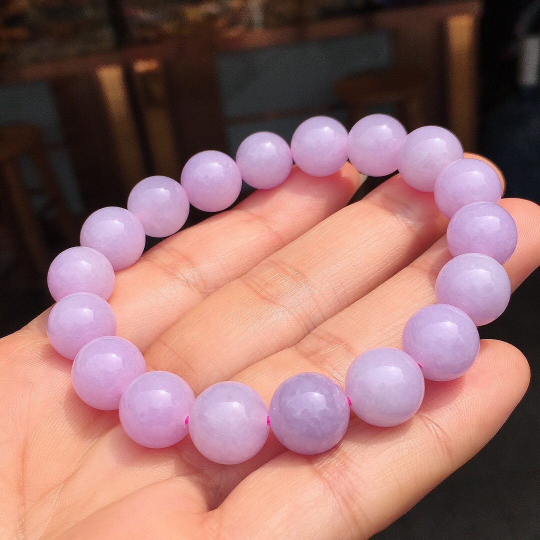 紫罗兰珠子手串，色泽均匀艳丽，玉质细腻，荧光感超
强，饱满圆润，尽显优雅气质