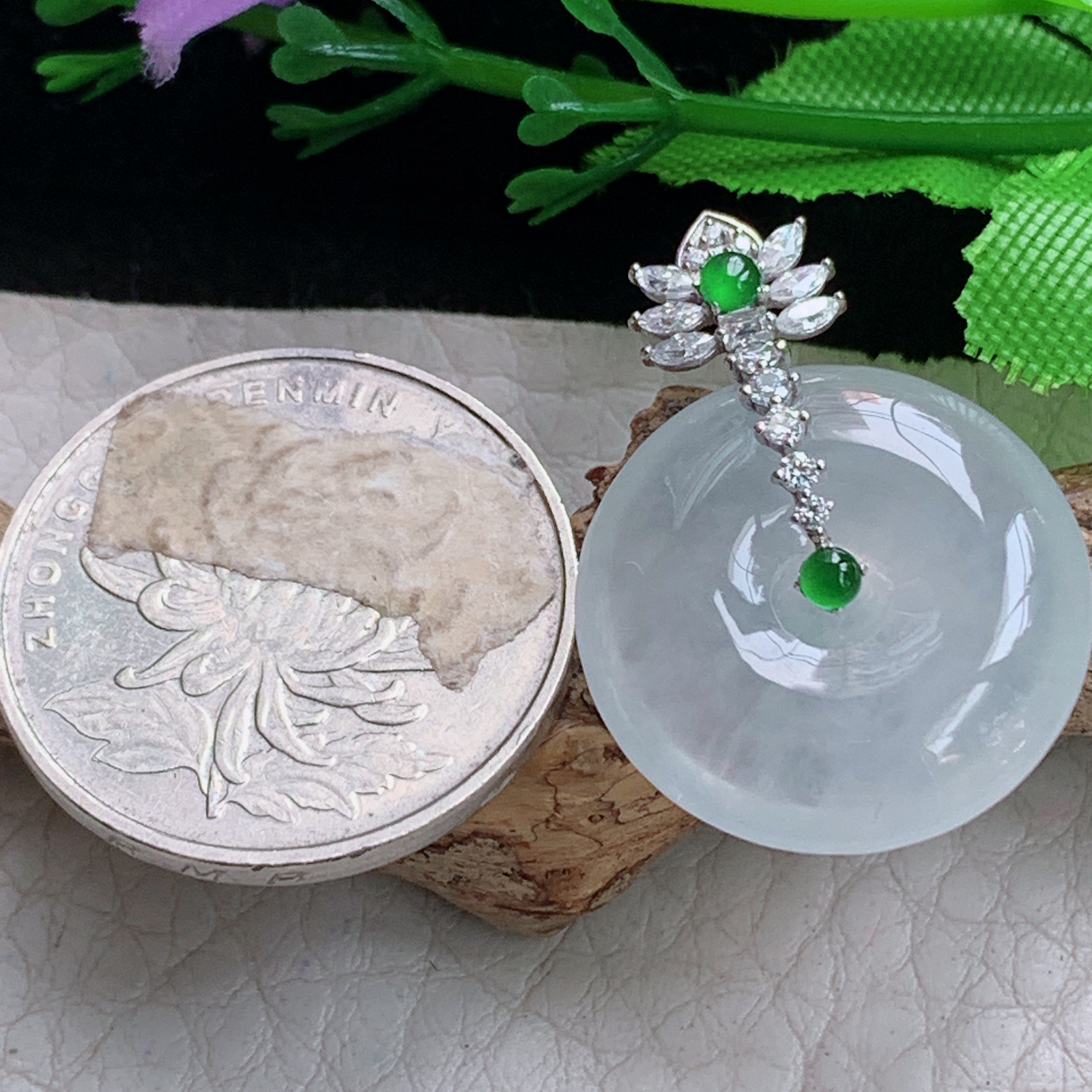 xo实拍28.5*10.6*5.8缅甸翡翠a货冰种起光平安豆 翡翠豆荚 状元豆玉挂件 玉坠