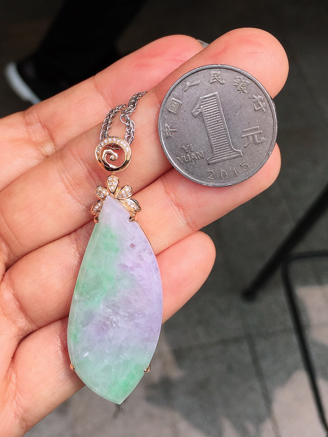 春彩随形吊坠，色泽艳丽，玉质细腻，荧光感超
强，饱满圆润，尽显优雅气质，18k
金豪华镶嵌