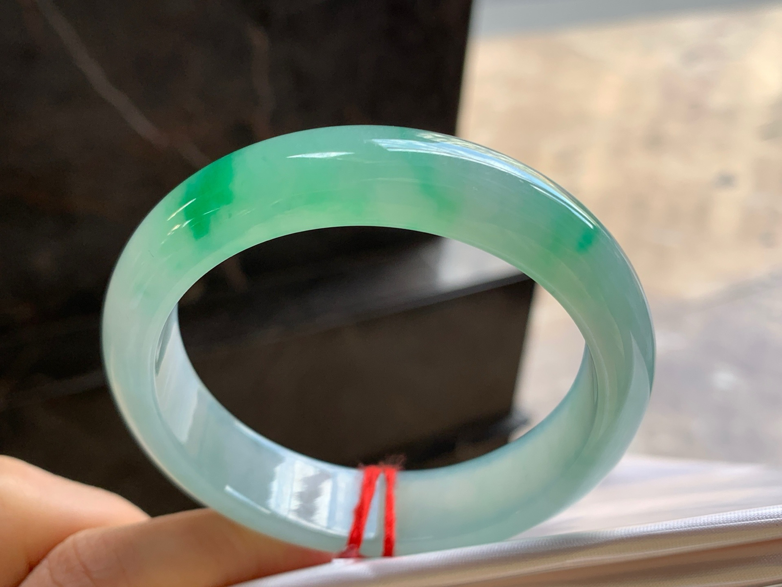 57-13.7-8

冰飘绿手镯^_^种水好 颜色鲜艳