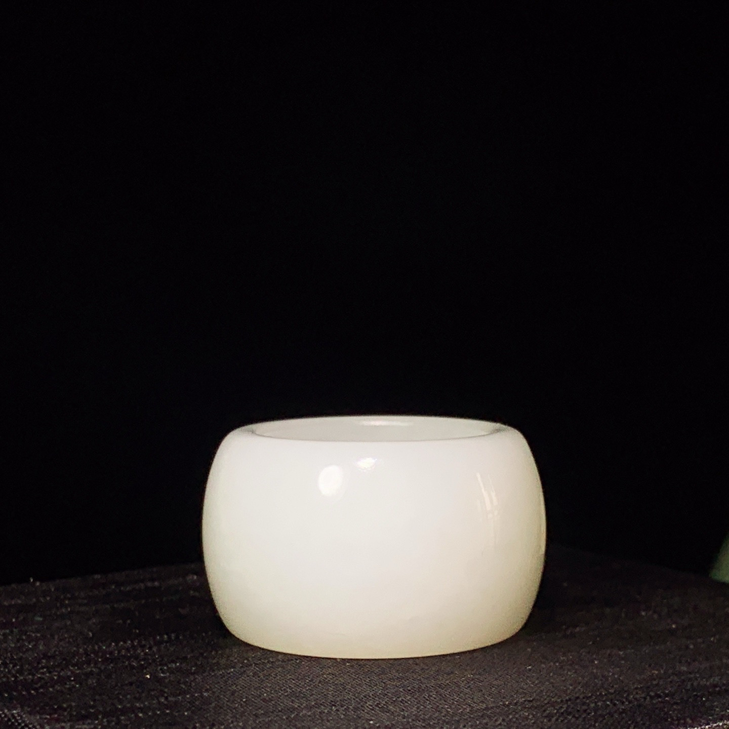 新疆和田玉羊脂白扳指 内径23尺寸19/5重22克 玉质细腻油润 底色纯净 脂粉好，品质好。lt260323