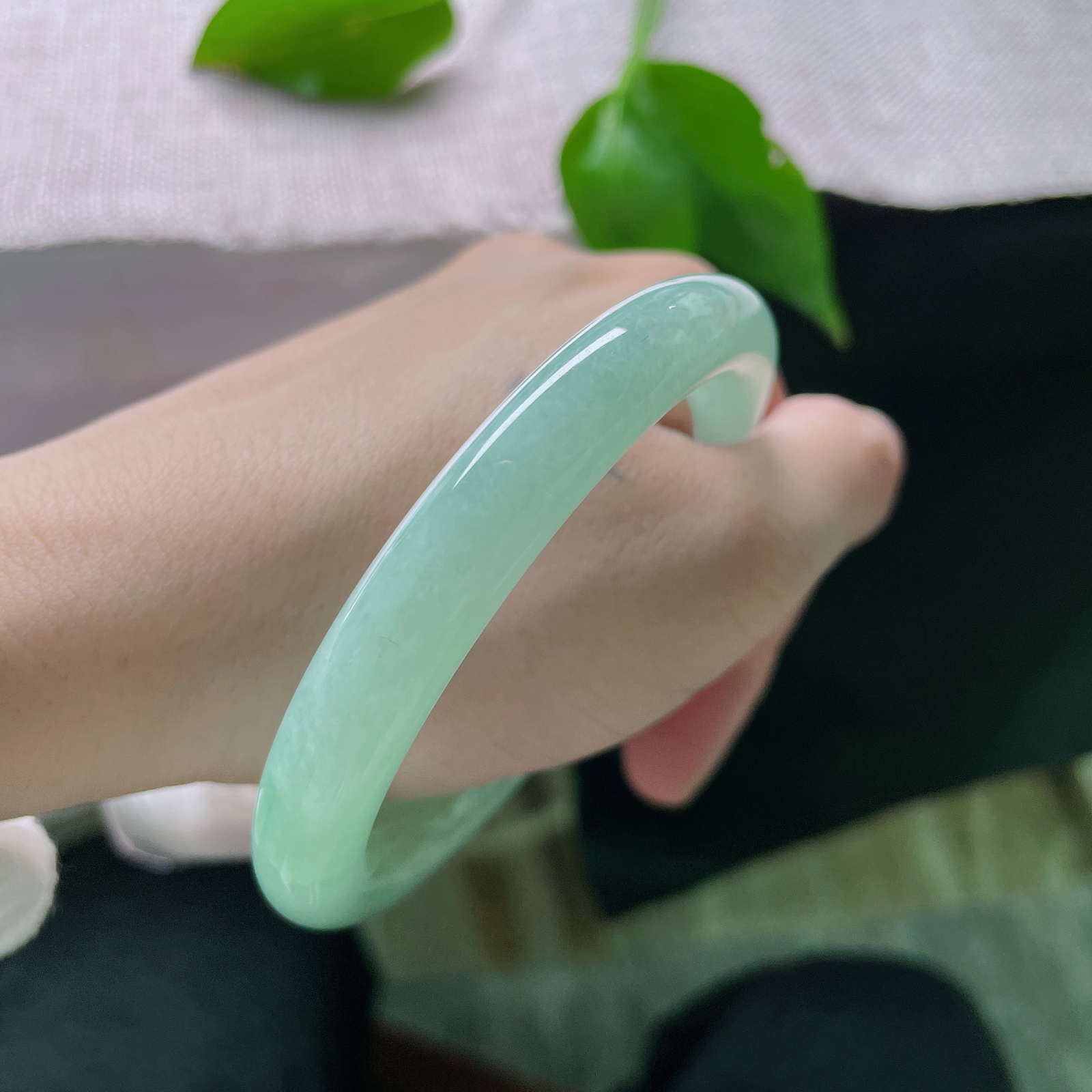 尺寸：58.9/9.8，绿底圆条，质地温润，细镯衬纤腕，绿意映佳人..