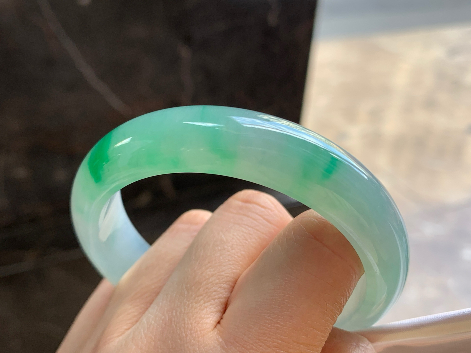 57-13.7-8

冰飘绿手镯^_^种水好 颜色鲜艳