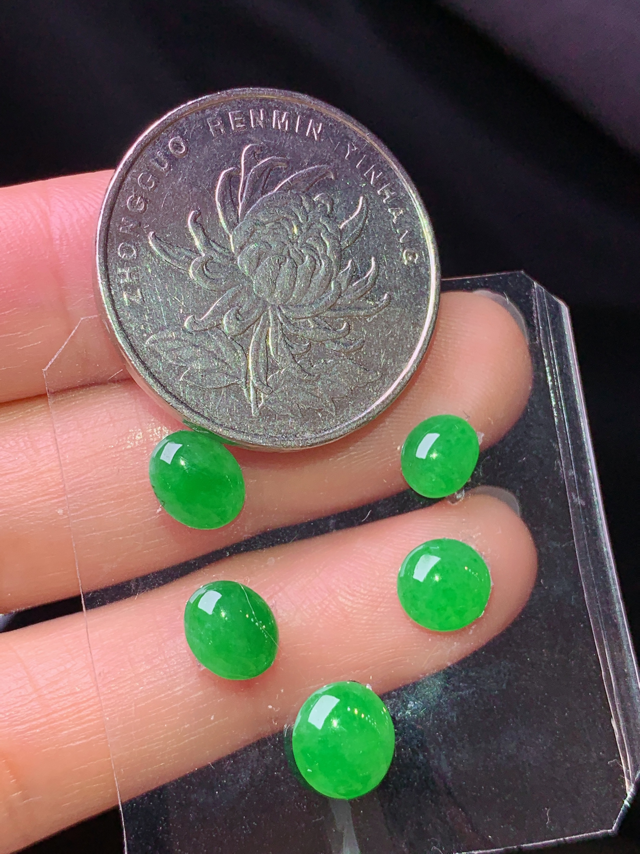 镶嵌款 满绿蛋面一手 玉质细腻 色泽艳丽清新 水润亮眼 整体尺寸7.8*7.2*3L2