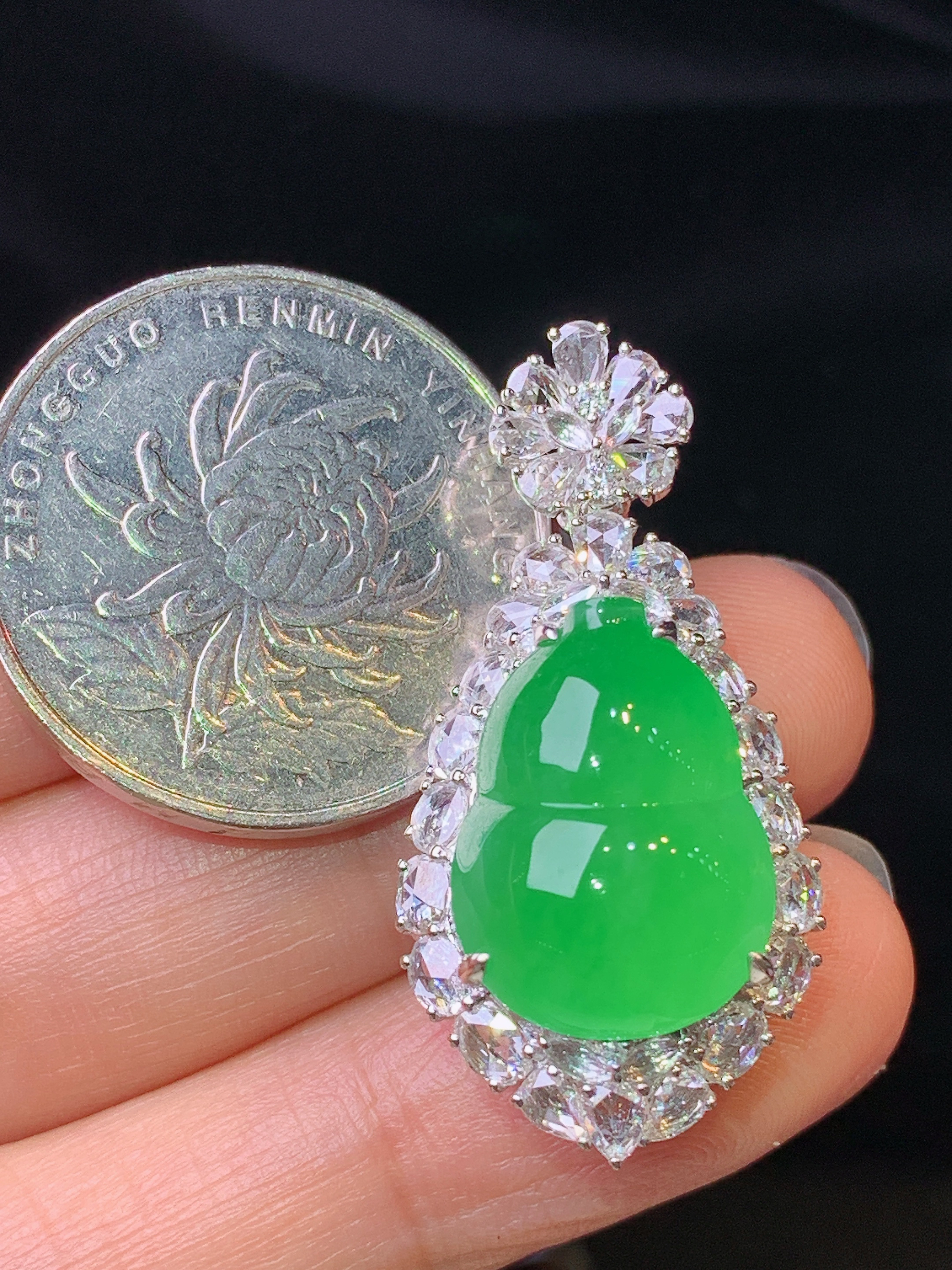 18k金钻镶嵌满绿葫芦吊坠 玉质细腻 色泽艳丽清新 水润亮眼 整体尺寸34.5*17.2*13c4