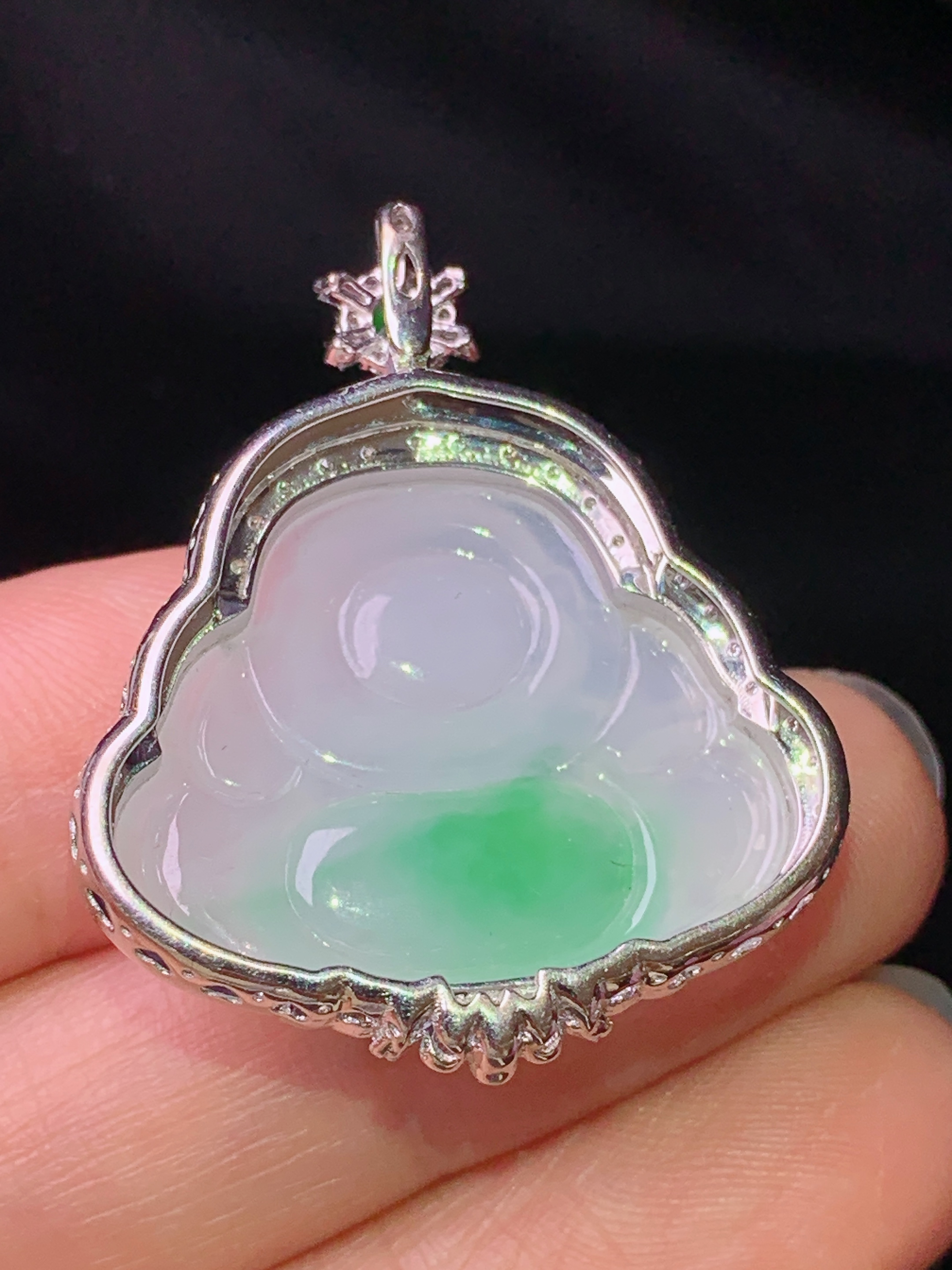 18k金钻镶嵌飘绿佛公吊坠 玉质细腻 色泽艳丽清新 水润亮眼 整体尺寸33.3*27.6*8j2