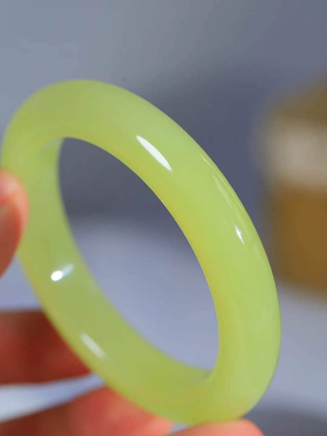 （冬日暖阳.手镯）

精品和田玉黄口料手镯 质地油润，大气雅致，清风明月潺潺，浮浮洗尽铅华随于心，净于念……重60.5克  尺寸55.5-11.8-10.2mm fDL-99352454