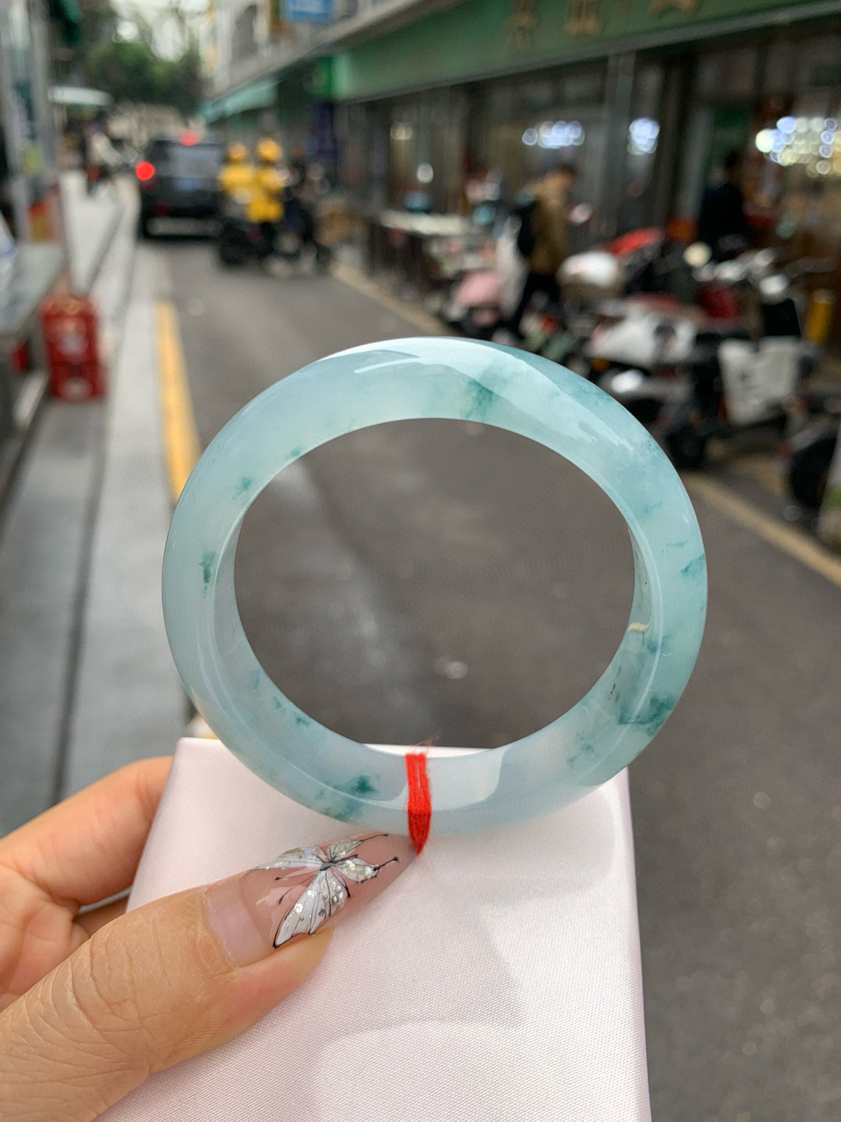 冰飘花正圈
尺寸：56-8-13
完美，底妆冰润，冰底中开出了朵朵蓝花，飘花灵动飘逸，勾勒出一幅唯美诗意的山水意境画，古典优雅又秀气。