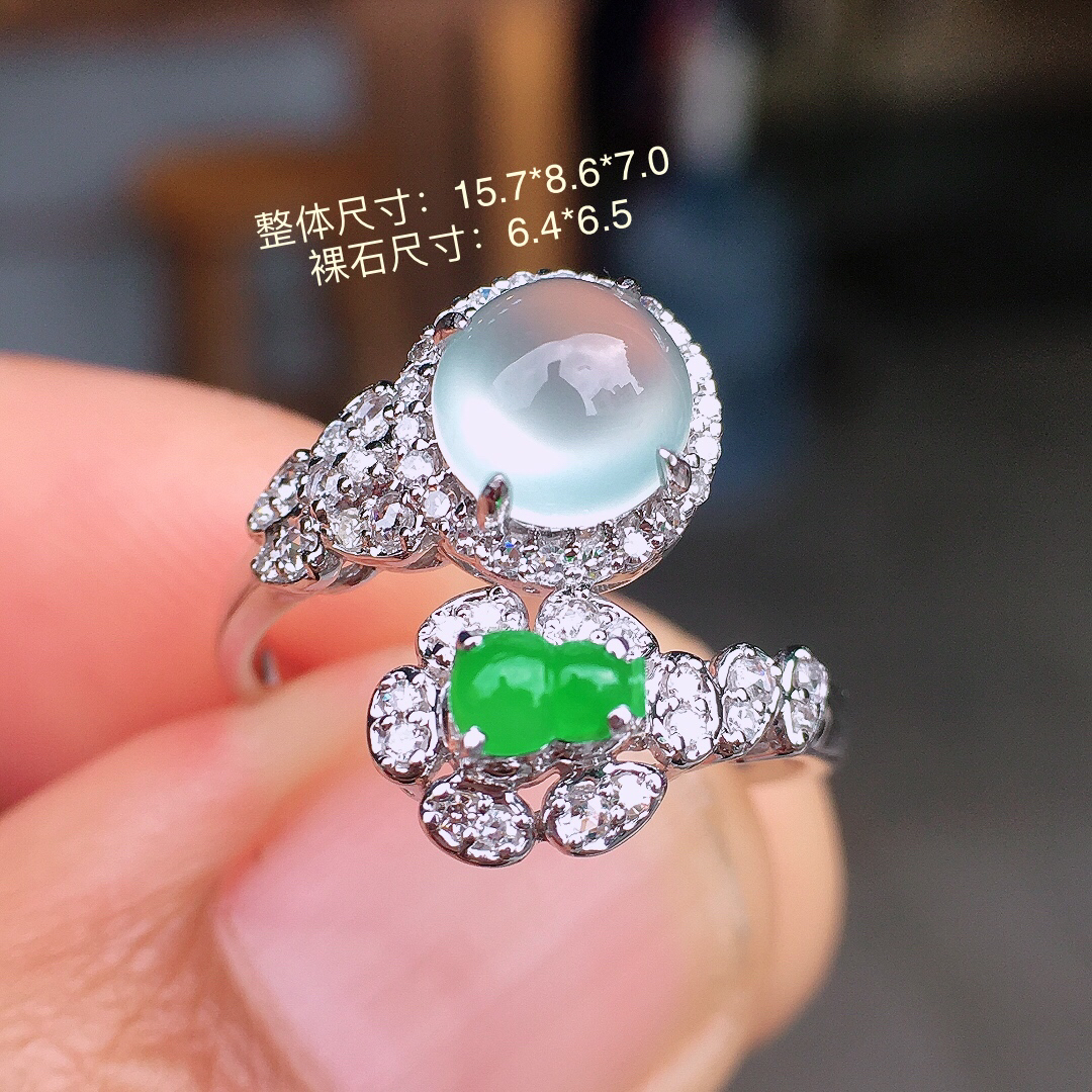 （冰+绿）二合一戒指，色泽均匀艳丽，玉质细腻，荧光感超
强，饱满圆润，尽显优雅气质，18k
金豪华镶嵌