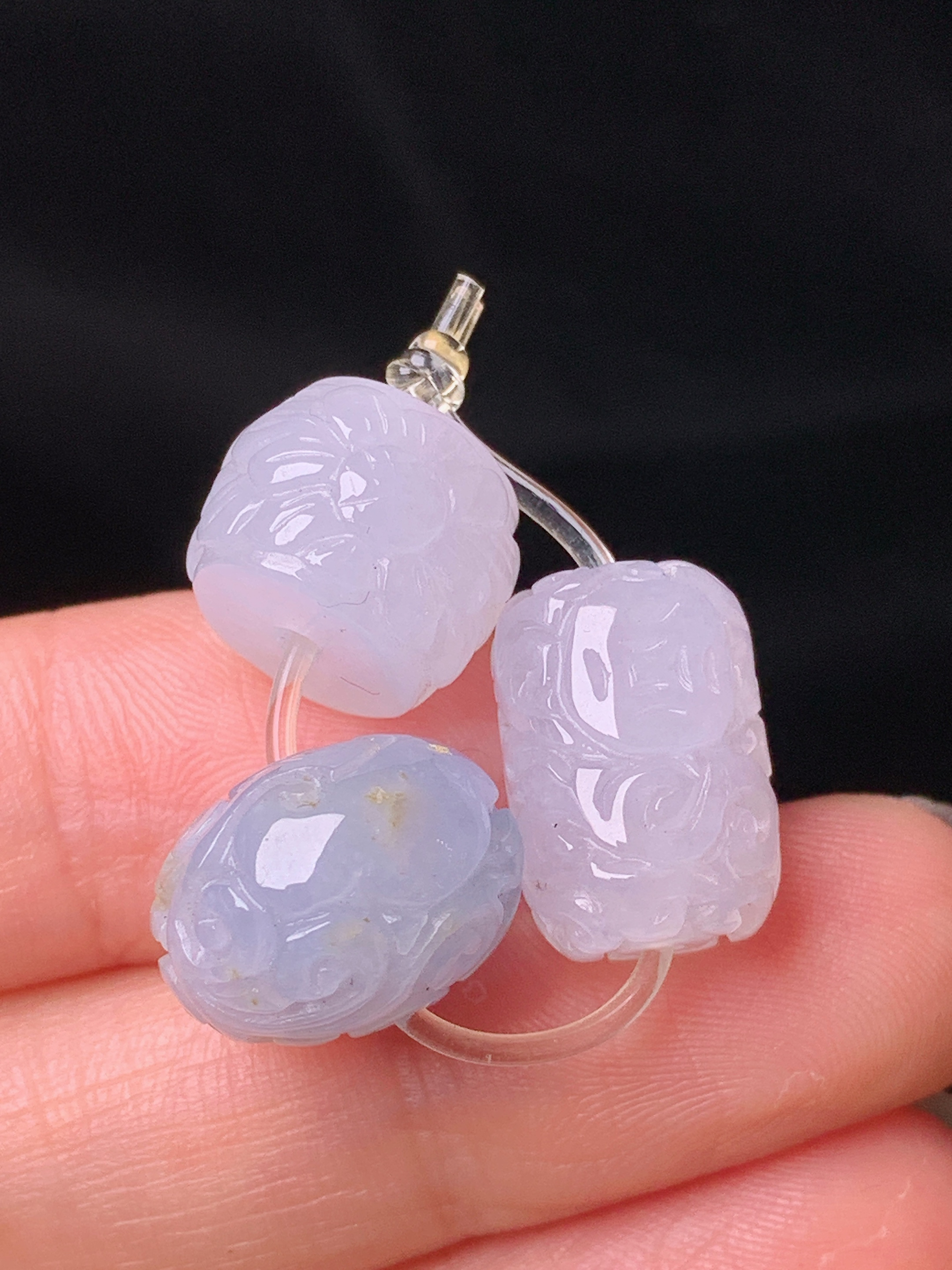 雕花路路通吊坠 玉质细腻 色泽艳丽清新 水润亮眼 整体尺寸10*14*2x