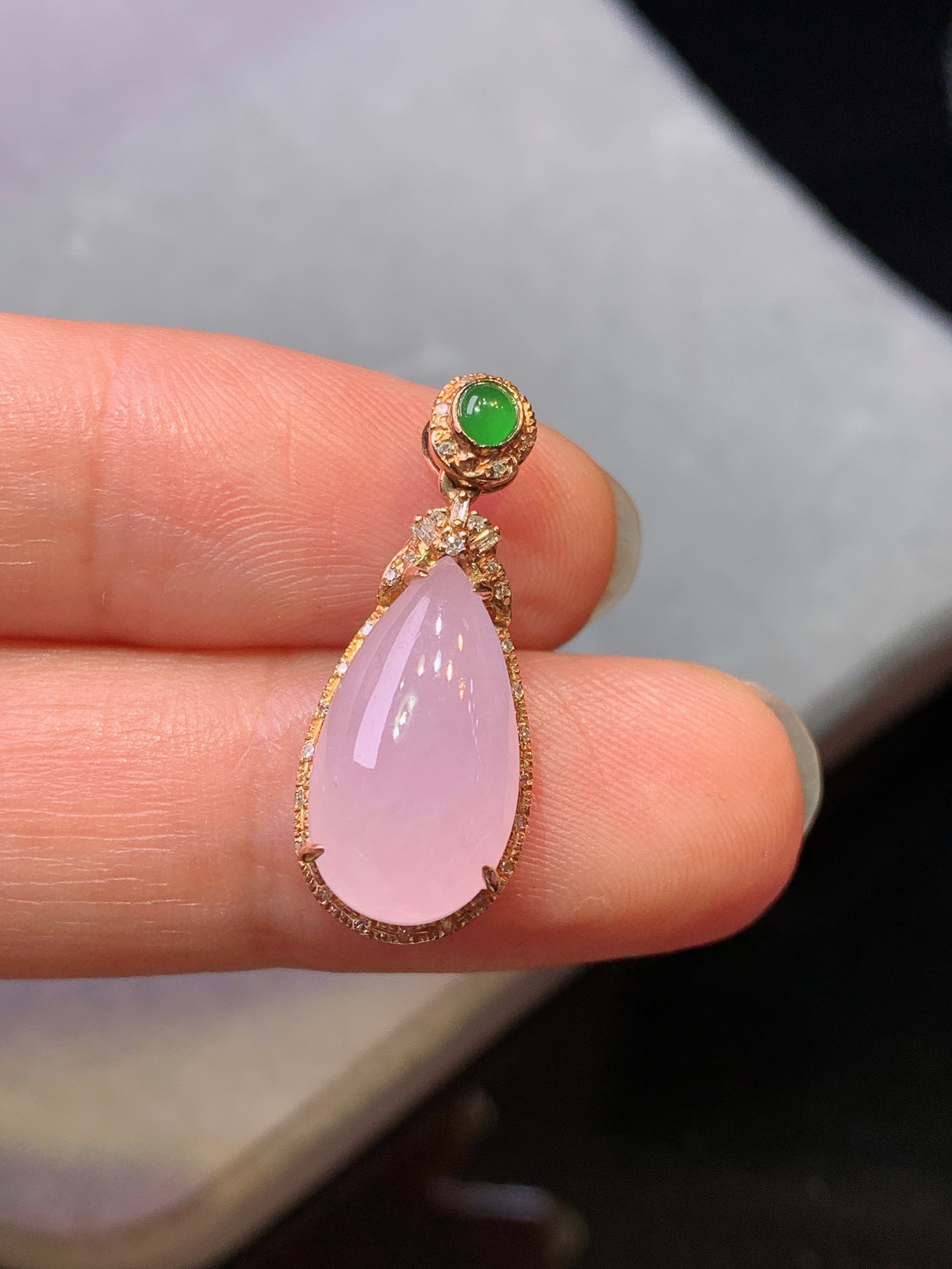 18k金钻镶嵌粉紫罗兰水滴吊坠 玉质细腻 色泽艳丽清新 水润亮眼 整体尺寸24*9.8*7.7z1