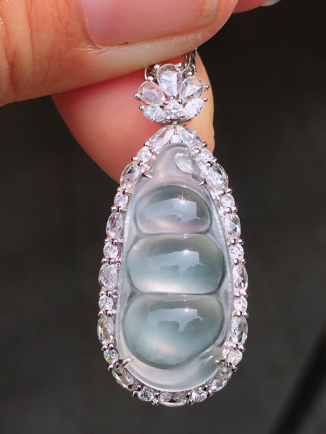 冰种福豆吊坠，玉质细腻，荧光感超
强，饱满圆润，尽显优雅气质，18k
金豪华镶嵌