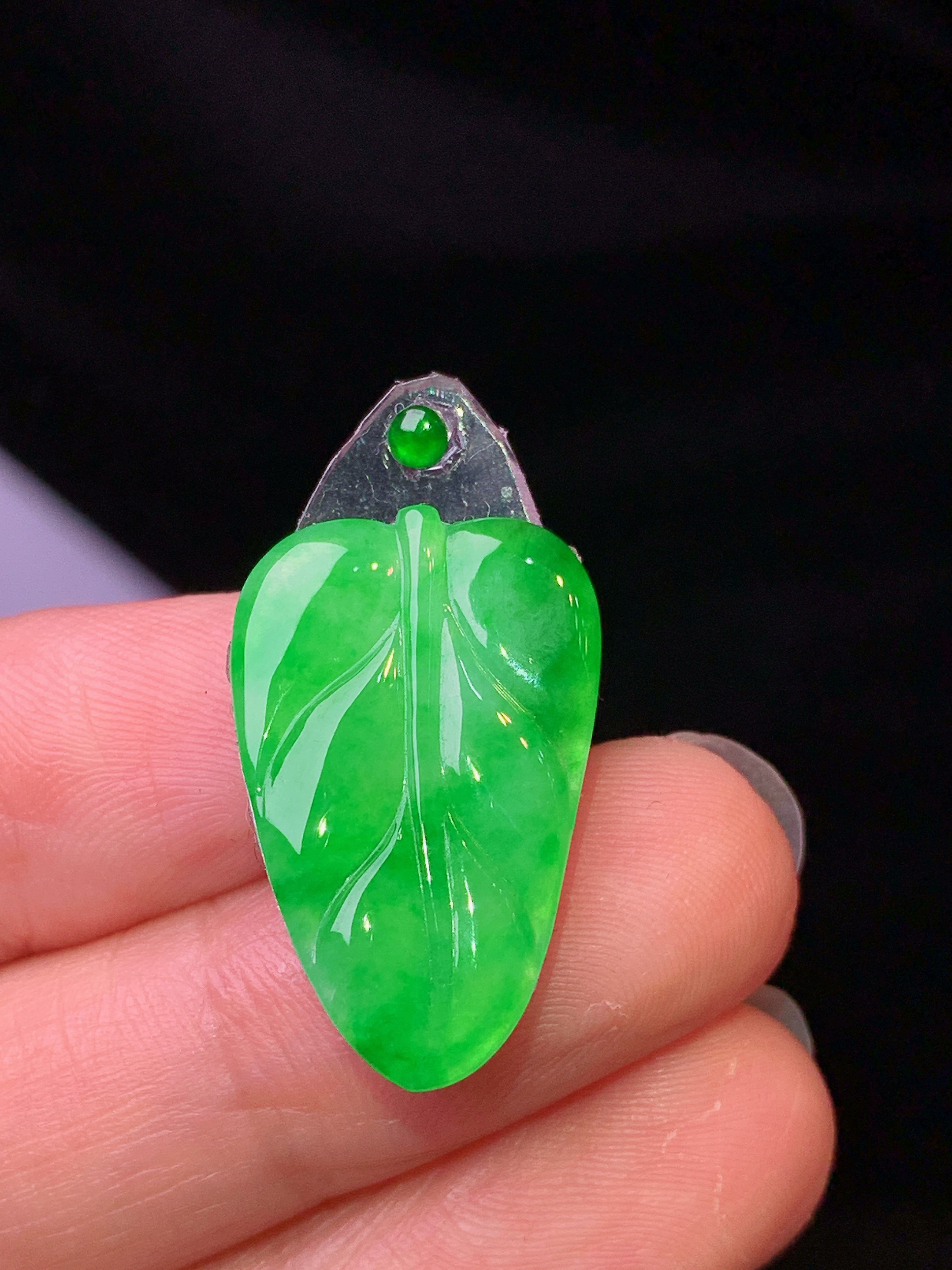 翠绿树叶吊坠 玉质细腻 色泽艳丽清新 水润亮眼 整体尺寸23.5*15*2*2x