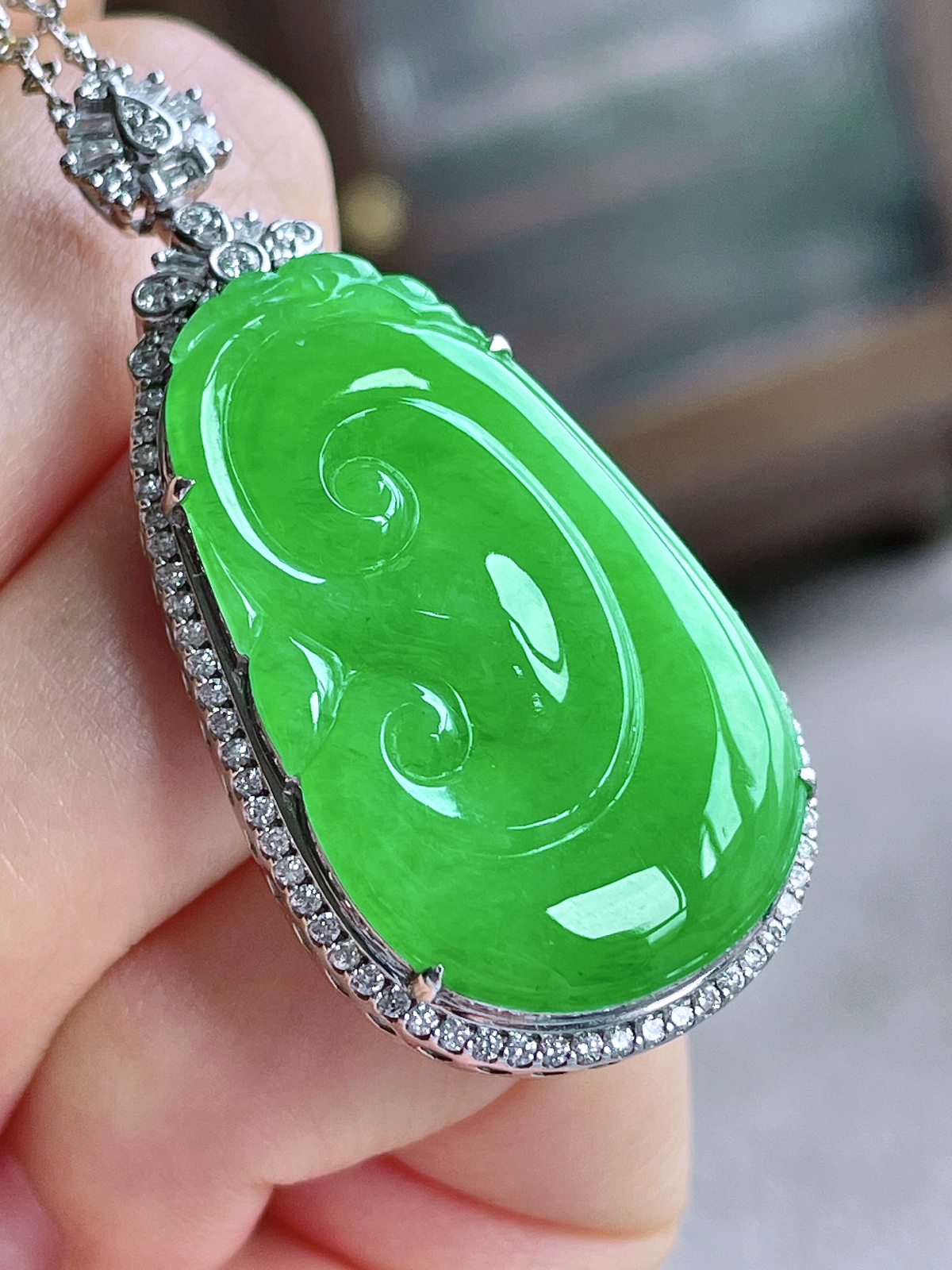 【镶嵌】高冰阳绿如意吊坠  
【说明】缅料 18k金镶嵌 性价比高  
【整体】48-22.4-10.4
【裸石】33.6-20-3.7