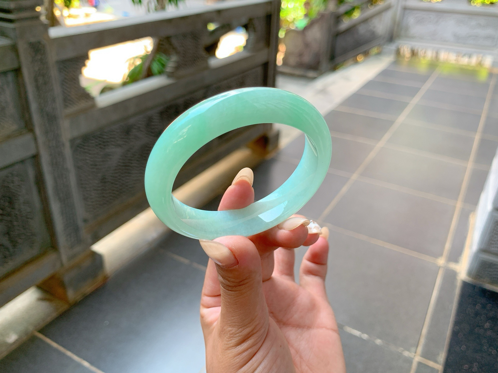 ｜54圈口
满色冰绿晴，颜色清新自然，甜美可爱，底妆冰润细腻，局部夹点黄翡很亮眼，