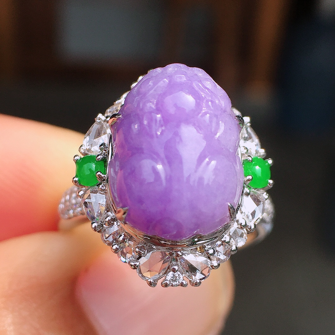 紫罗兰貔貅戒指，色泽均匀艳丽，玉质细腻，荧光感超
强，饱满圆润，尽显优雅气质，18k
金豪华镶嵌