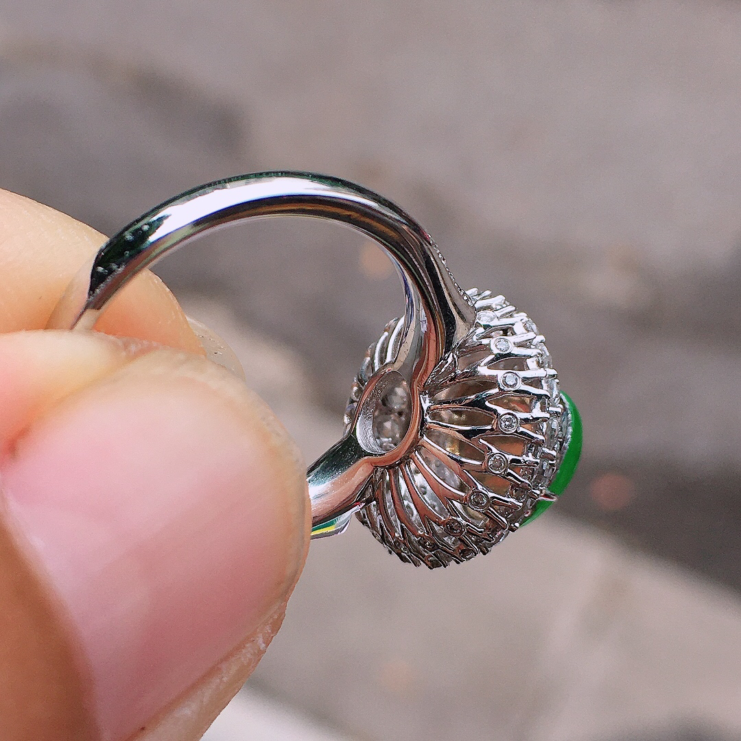 阳绿葫芦戒指，色泽均匀艳丽，玉质细腻，荧光感超
强，饱满圆润，尽显优雅气质，18k
金豪华镶嵌