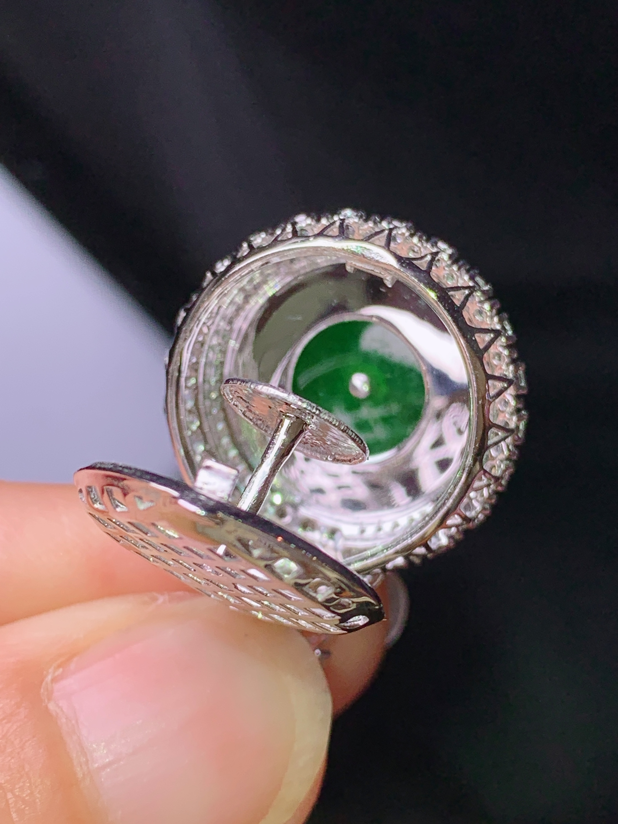 18k金钻镶嵌满绿平安扣吊坠 玉质细腻 色泽艳丽清新 水润亮眼 整体尺寸27.7*19.2*11.3c2