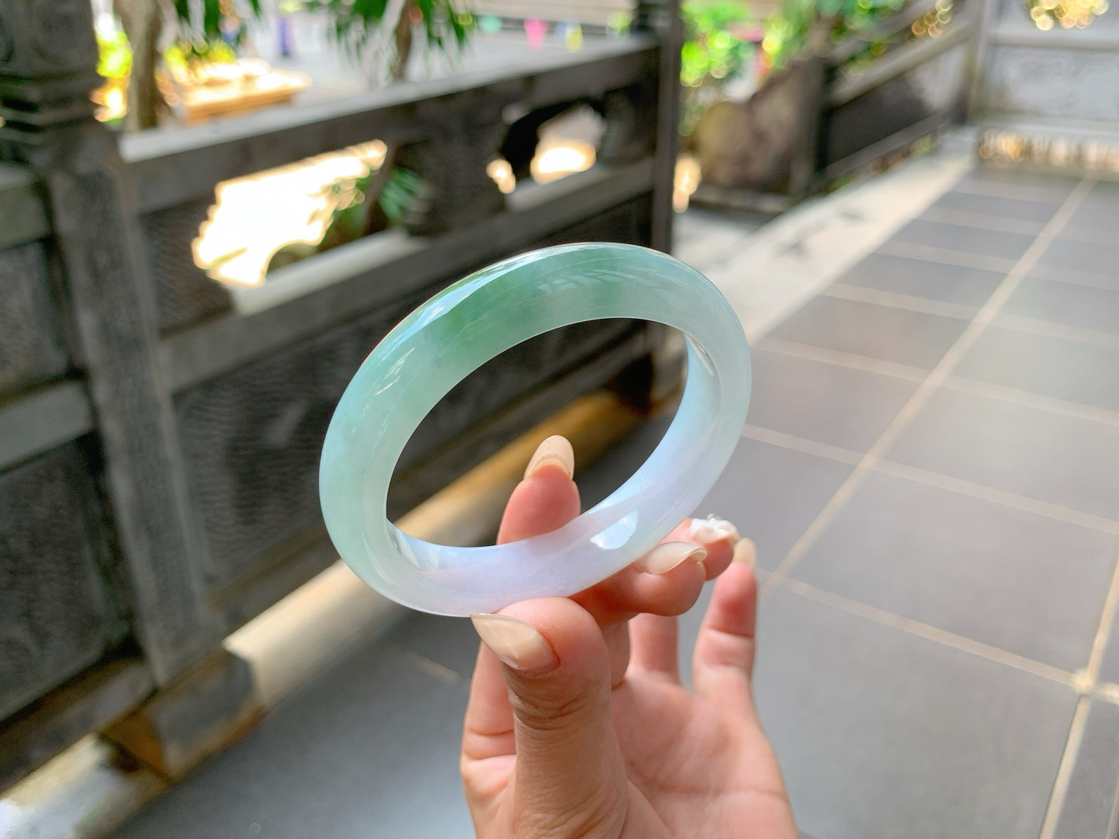 ｜55圈口
半山半水手镯，底妆带点粉，肉质细细润润的，清爽利落，