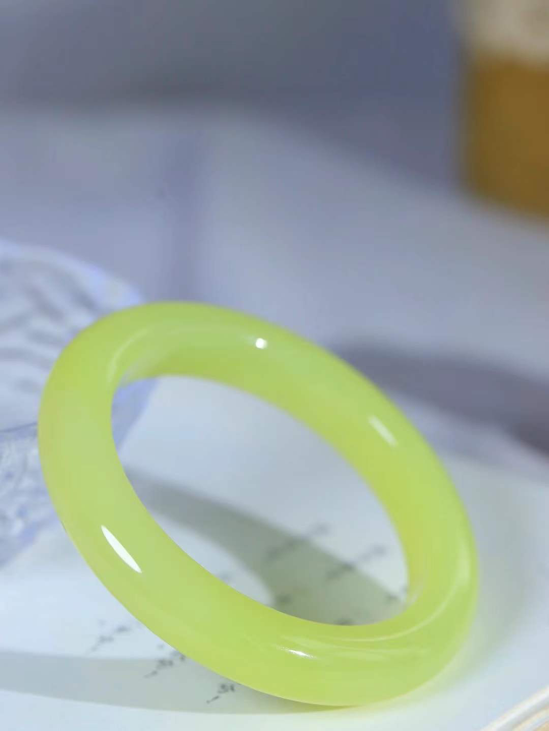 （冬日暖阳.手镯）

精品和田玉黄口料手镯 质地油润，大气雅致，清风明月潺潺，浮浮洗尽铅华随于心，净于念……重60.5克  尺寸55.5-11.8-10.2mm fDL-99352454