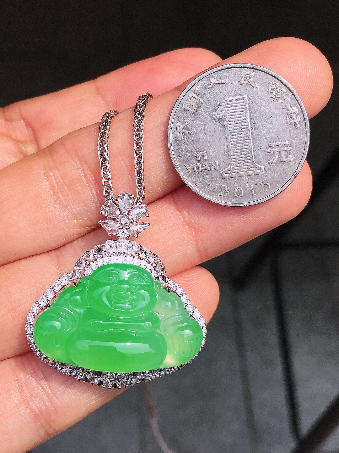 阳绿佛公吊坠，色泽均匀艳丽，玉质细腻，荧光感超
强，饱满圆润，尽显优雅气质，18k
金豪华镶嵌