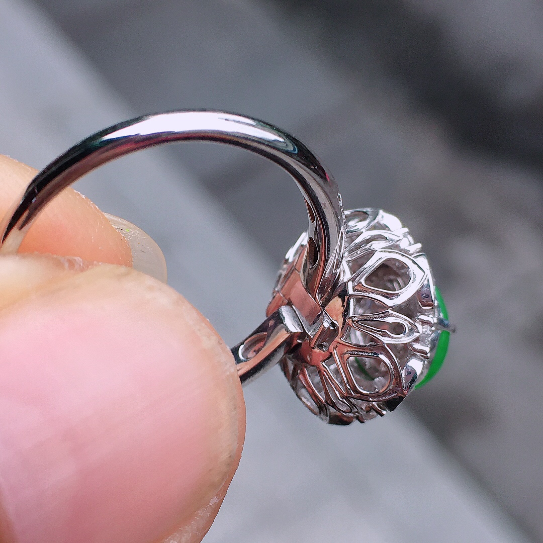 阳绿蛋面戒指，色泽均匀艳丽，玉质细腻，荧光感超
强，饱满圆润，尽显优雅气质，18k
金豪华镶嵌