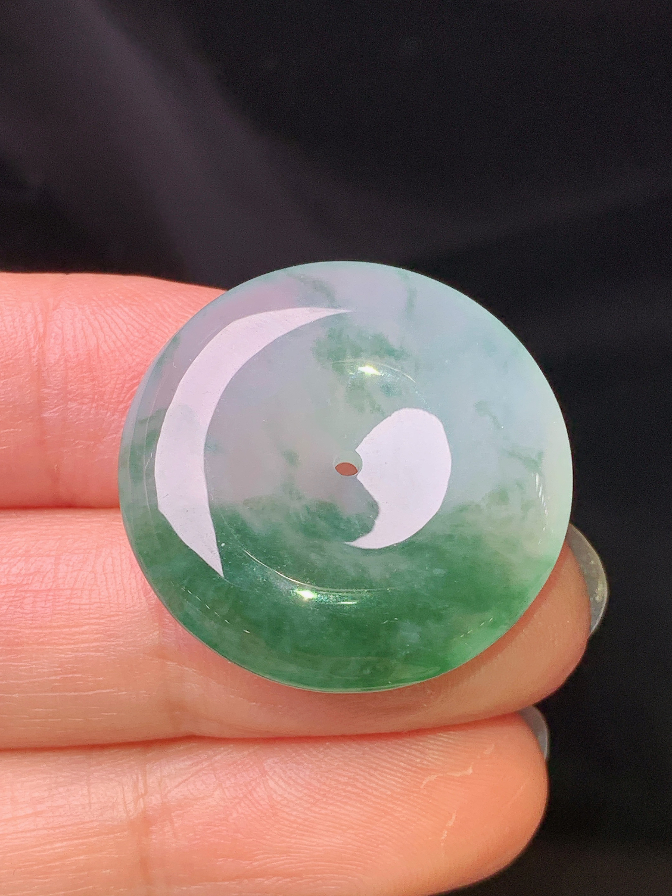 冰种飘绿平安扣吊坠 玉质细腻 色泽艳丽清新 水润亮眼 整体尺寸25.7*5.6d2