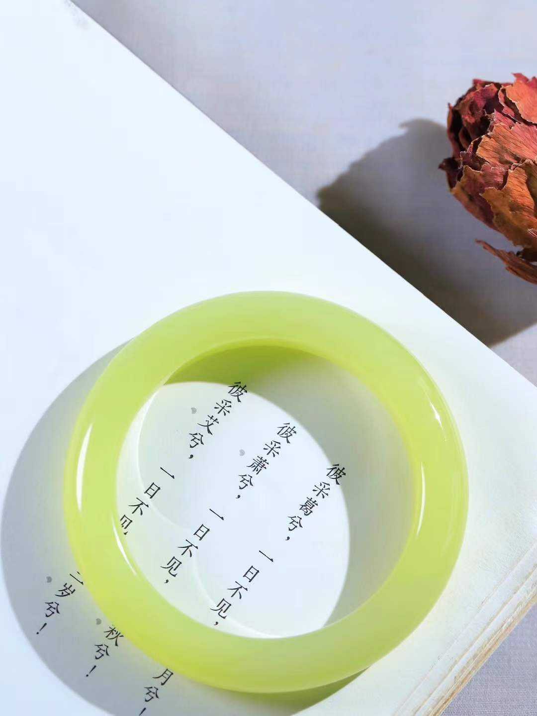 （冬日暖阳.手镯）

精品和田玉黄口料手镯 质地油润，大气雅致，清风明月潺潺，浮浮洗尽铅华随于心，净于念……重60.5克  尺寸55.5-11.8-10.2mm fDL-99352454