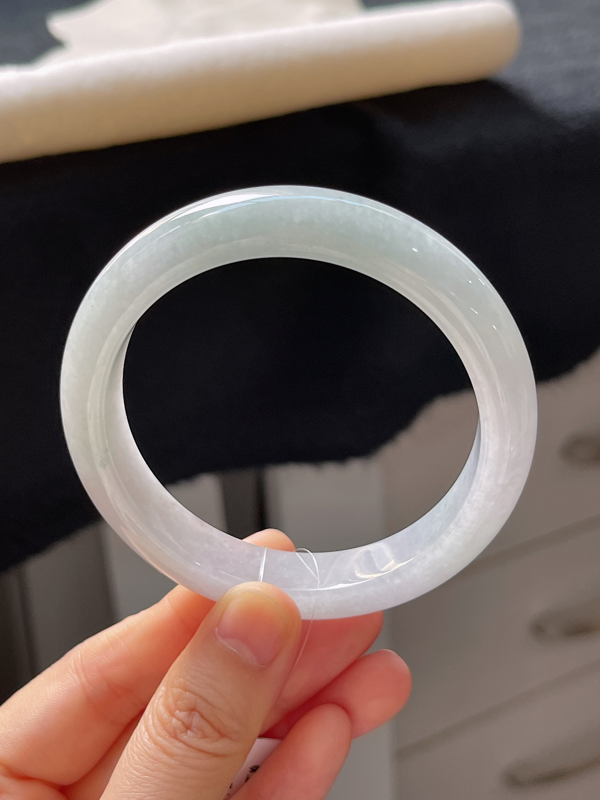 正圈57.4圈口，翡翠糯化种淡绿色手镯