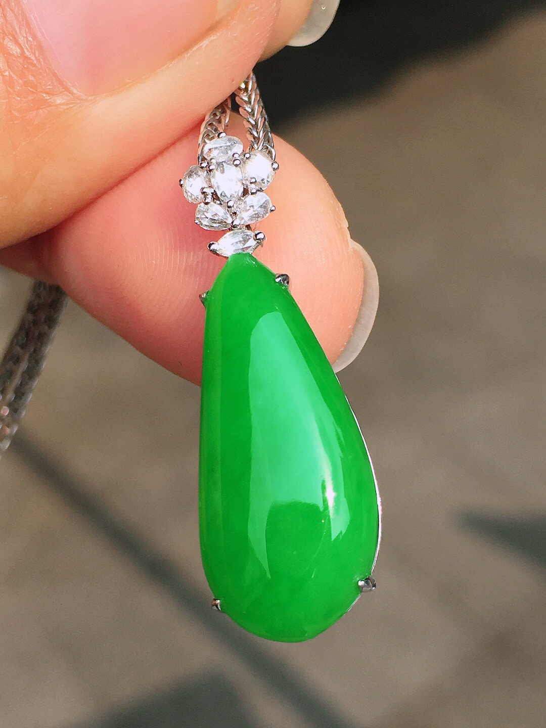 阳绿福瓜吊坠，色泽均匀艳丽，玉质细腻，荧光感超
强，饱满圆润，尽显优雅气质，18k
金豪华镶嵌