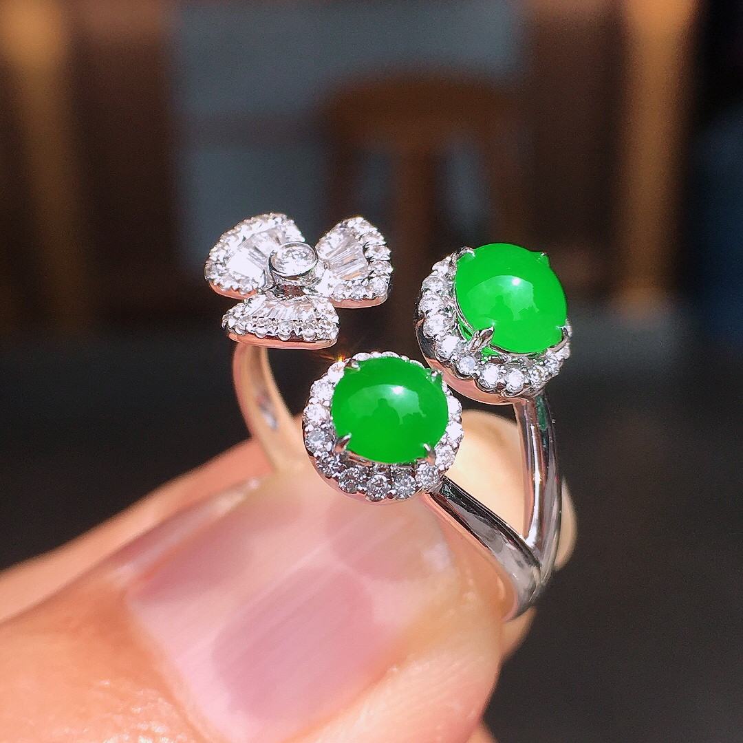 阳绿二合一戒指，色泽均匀艳丽，玉质细腻，荧光感超
强，饱满圆润，尽显优雅气质，18k
金豪华镶嵌