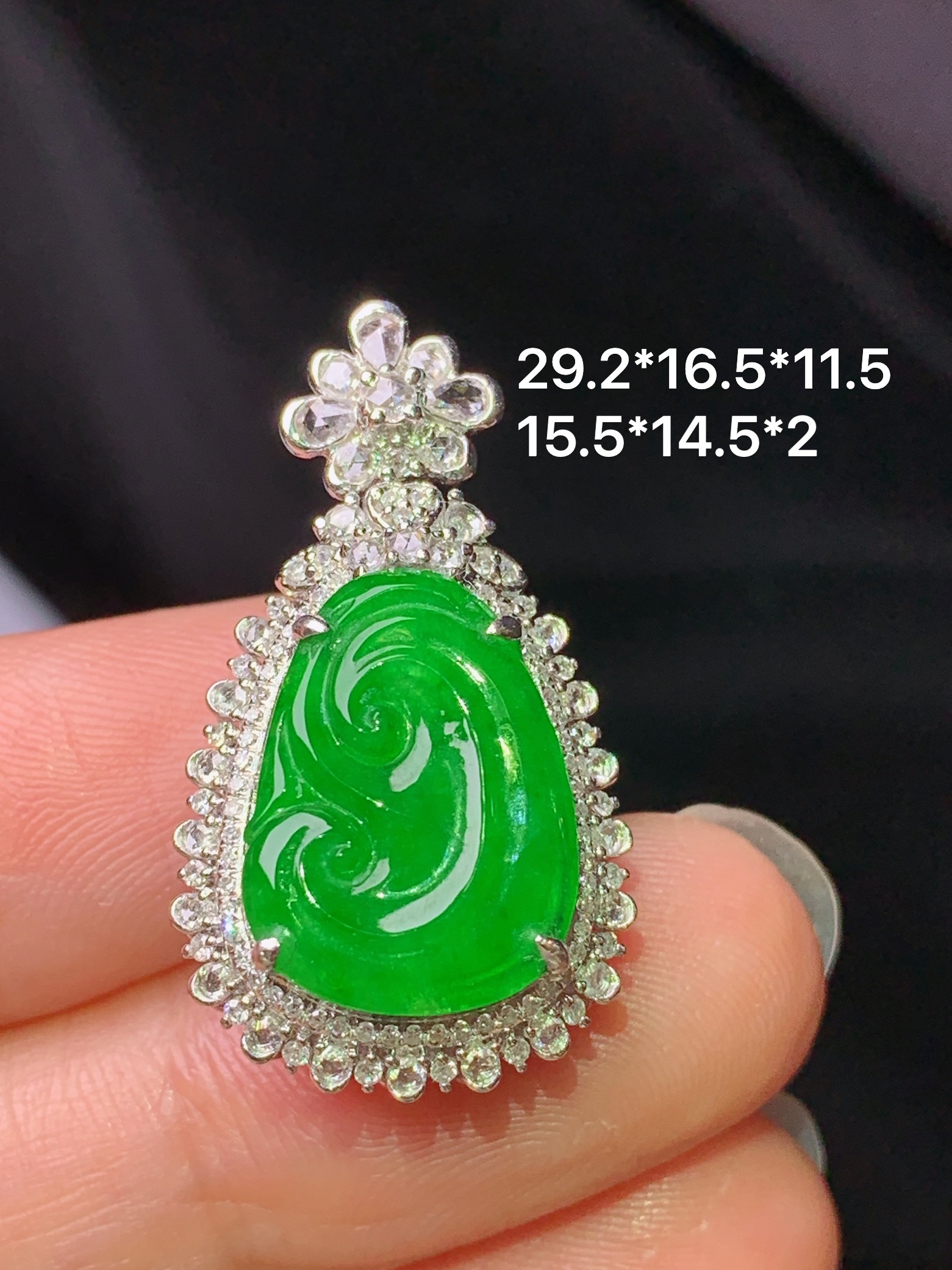 18k金钻镶嵌满绿如意吊坠 玉质细腻 色泽艳丽清新 水润亮眼 整体尺寸29.2*16.5*11.5c2