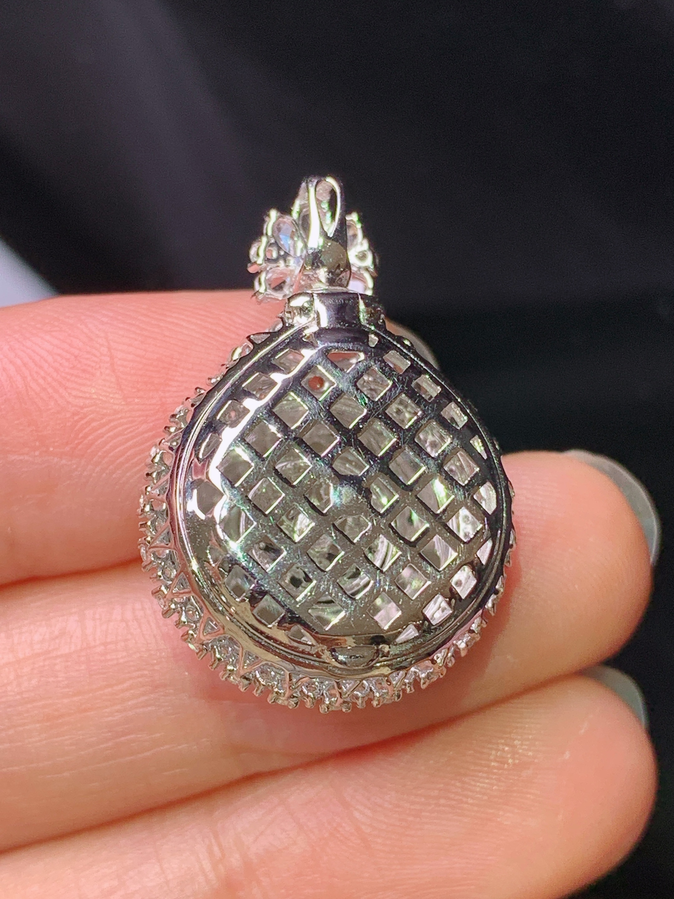 18k金钻镶嵌满绿平安扣吊坠 玉质细腻 色泽艳丽清新 水润亮眼 整体尺寸27.7*19.2*11.3c2