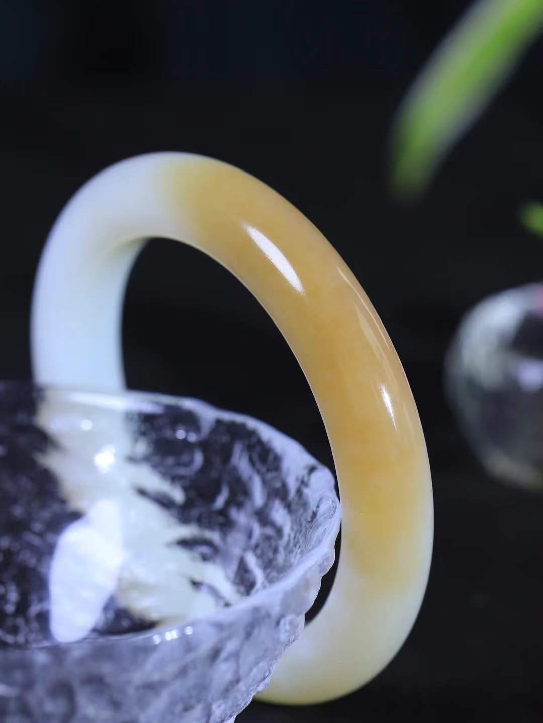 （柔情似水.手镯）

精品和田玉糖白玉手镯，玉质温润细腻，镯型饱满圆润，优雅知性，姽婳于幽静兮，又婆娑乎人间，经典款型，古朴典雅。极具灵性，腕间风情，风姿卓越。 
重56.5克   尺寸53.5-11.3-10.3mm    FDL-36302426