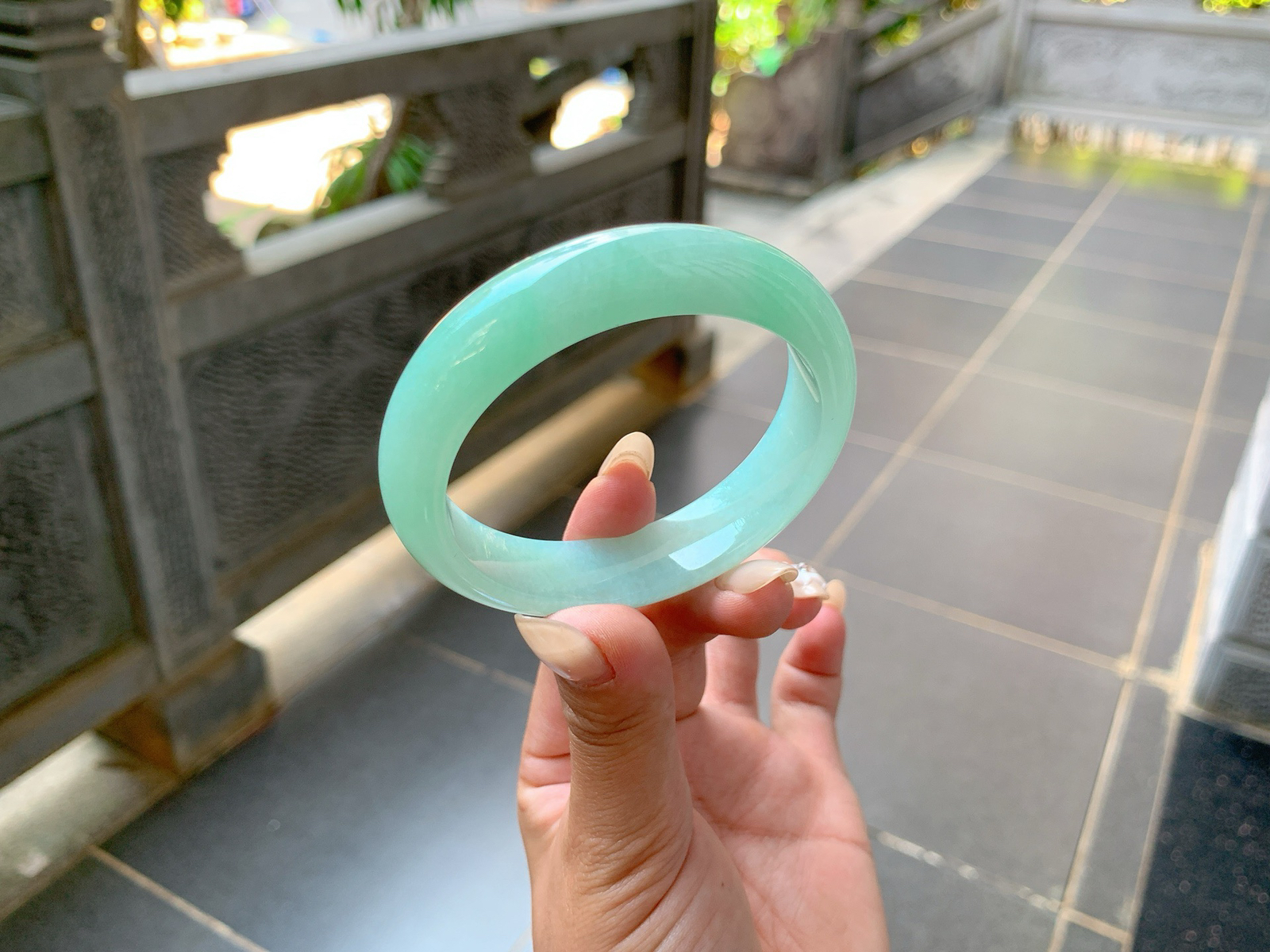 ｜54圈口
满色冰绿晴，颜色清新自然，甜美可爱，底妆冰润细腻，局部夹点黄翡很亮眼，