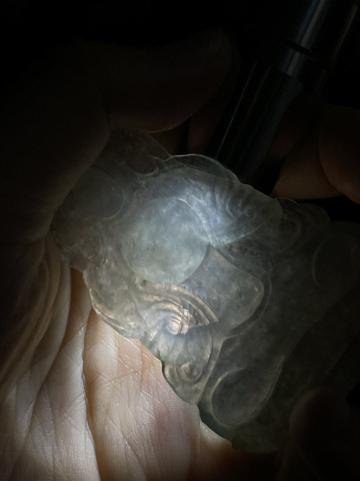 翡翠冰糯种淡绿色吊坠，配珠未测