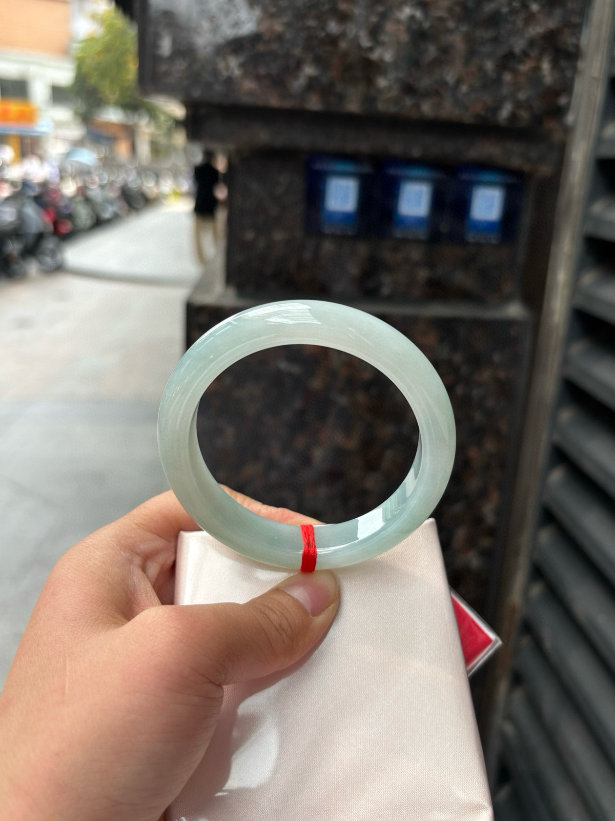 57.3-13-8.6晴蓝色调清新又温柔，冰润通透的质地裹着均匀的晴蓝底色，种老肉细的镯身泛着莹润水光，上手尽显腕间清韵