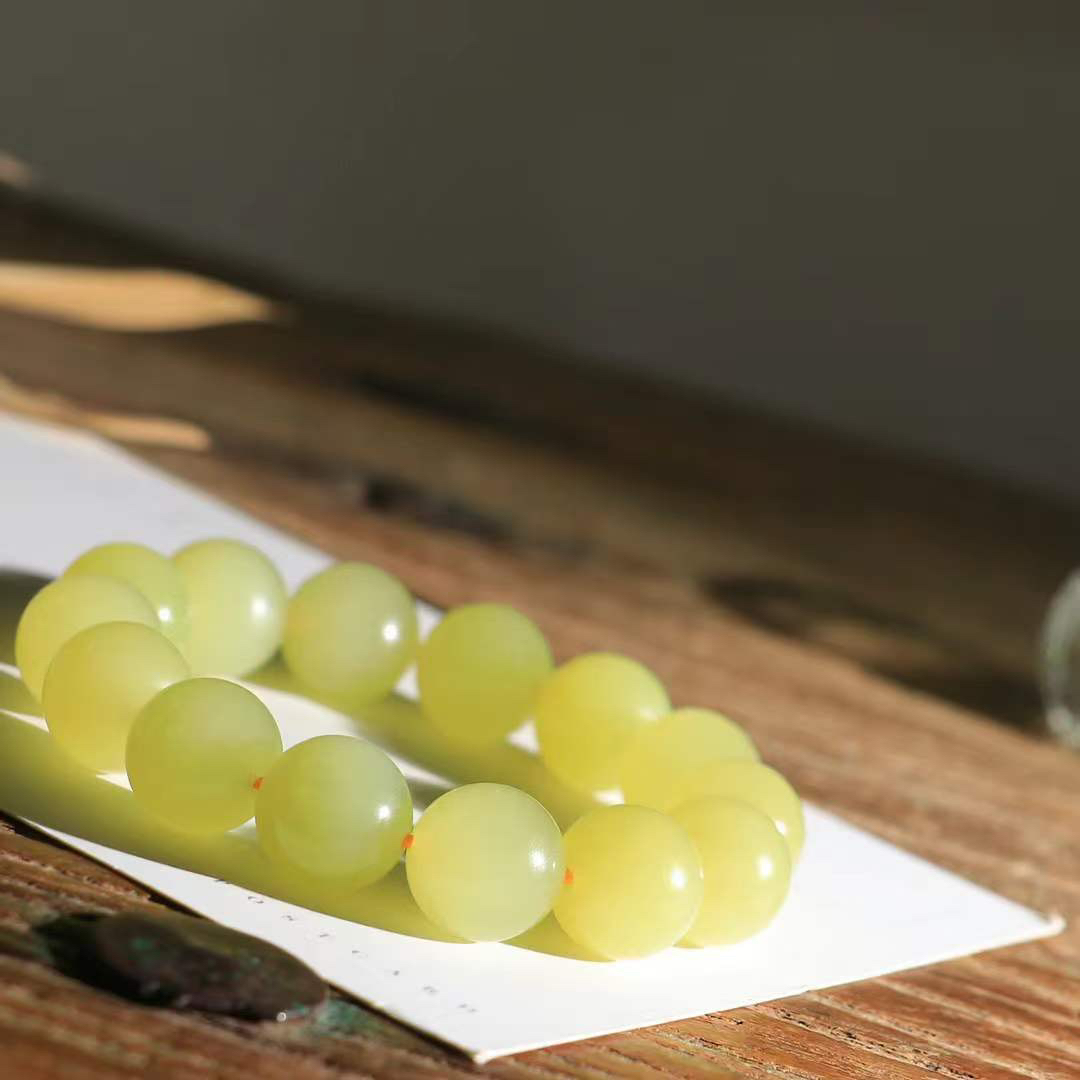 （冬日暖阳.手串）

收藏级臻品，传世之作和田玉黄口料手串 质地油润，大气雅致，清风明月潺潺，浮浮洗尽铅华随于心，净于念……重88.6克  尺寸取一15.8mm fDL-99492603yy