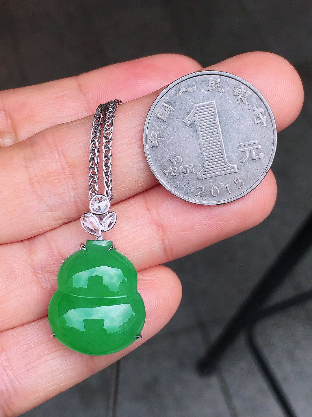 阳绿葫芦吊坠，色泽均匀艳丽，玉质细腻，荧光感超
强，饱满圆润，尽显优雅气质，18k
金豪华镶嵌