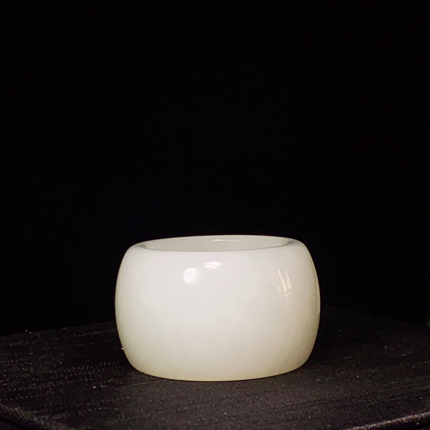 新疆和田玉羊脂白扳指 内径23尺寸19/5重22克 玉质细腻油润 底色纯净 脂粉好，品质好。lt260323