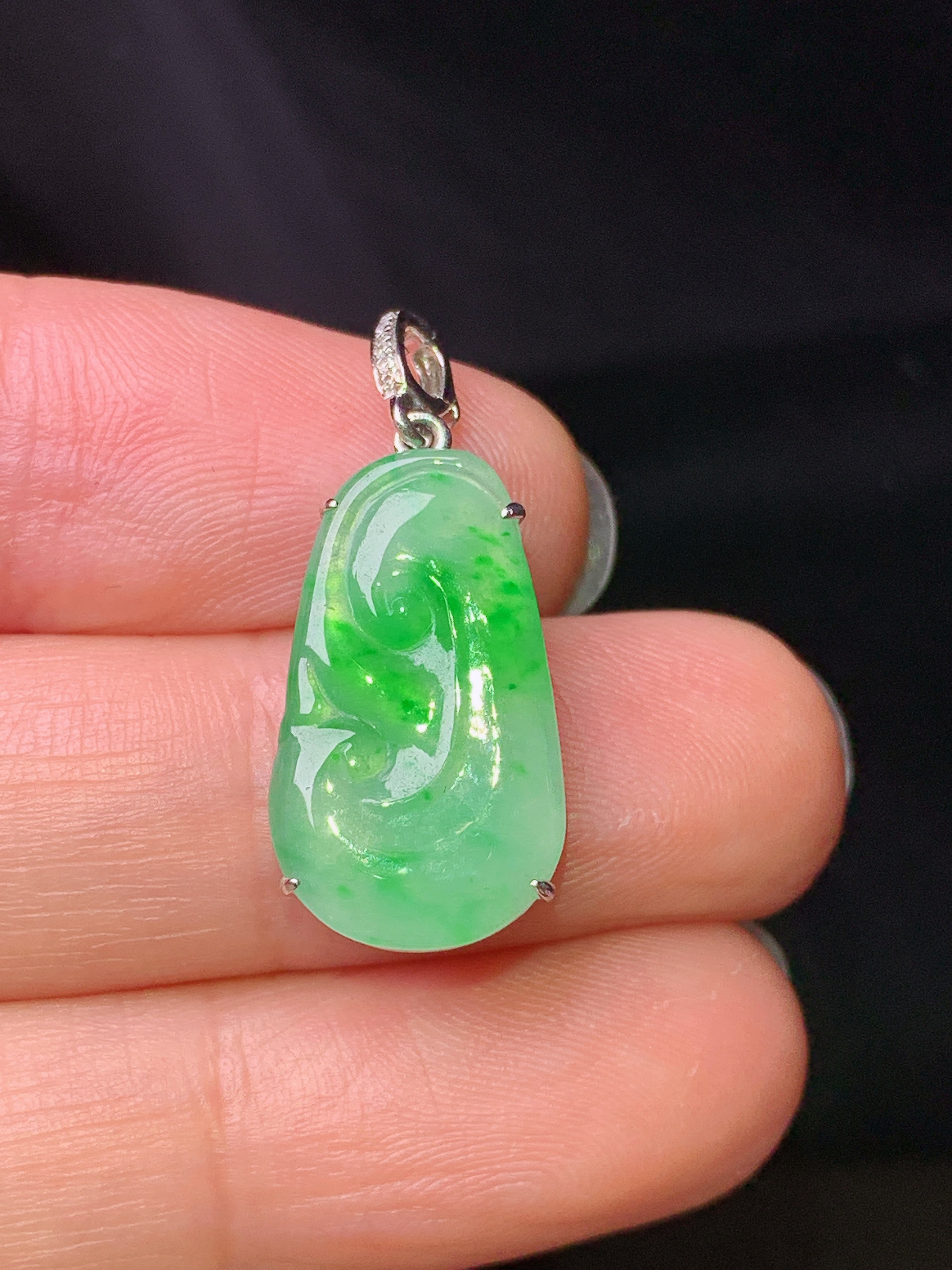 18k金钻镶嵌翠绿如意吊坠 玉质细腻 色泽艳丽清新 水润亮眼 整体尺寸26*11*3.5j2