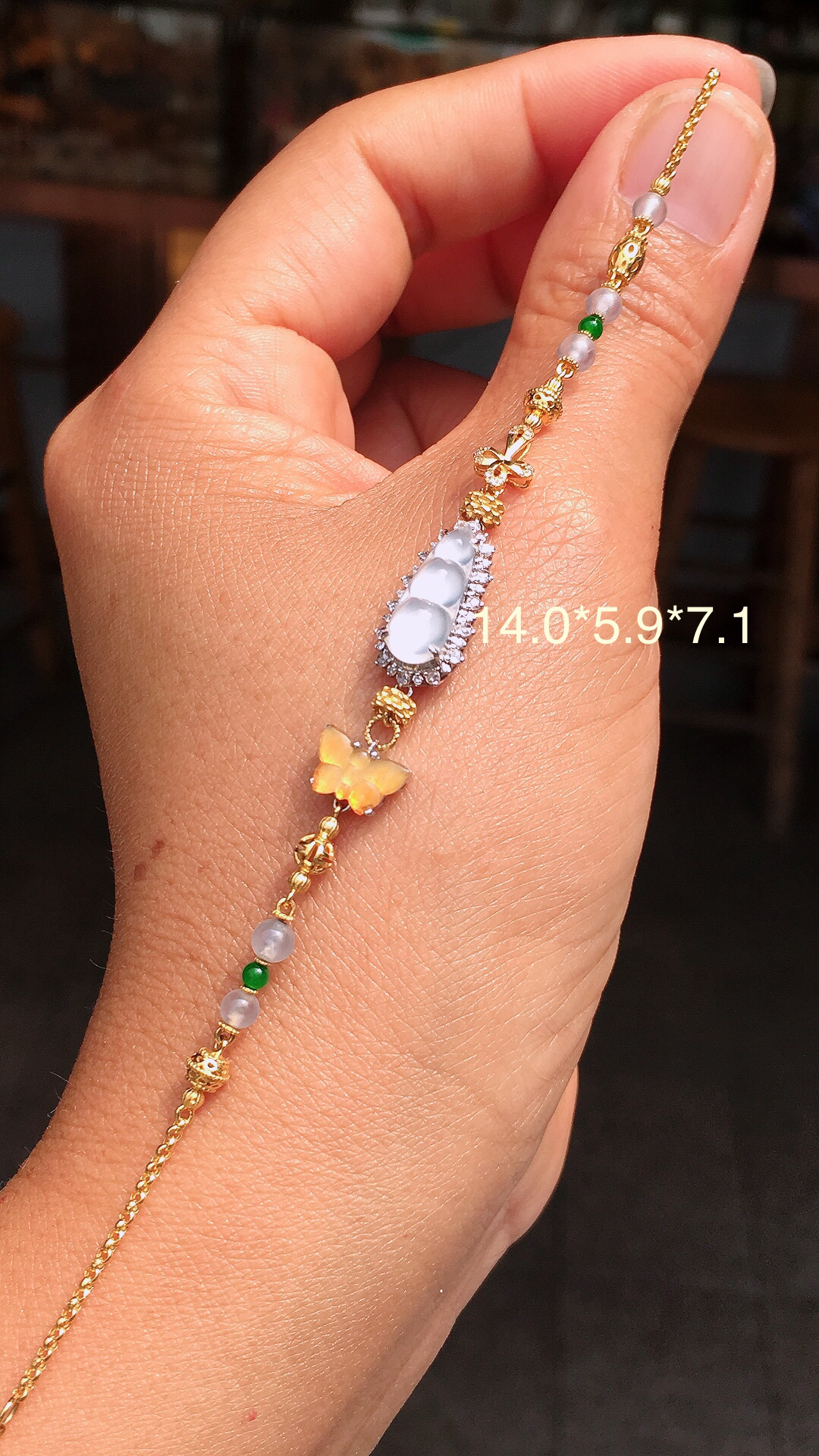 冰种福豆手链，玉质细腻，荧光感超
强，饱满圆润，尽显优雅气质，18k
金豪华镶嵌