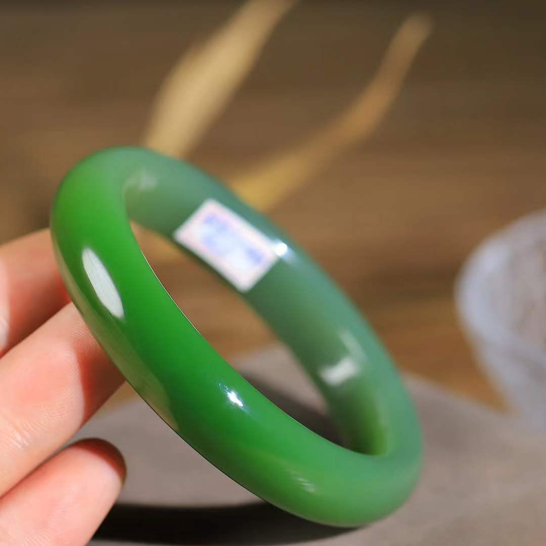 【腕间柔情.手镯】   

收藏级和田玉碧玉手镯 玉质温润细腻 油性十足 古朴秀雅 轻抚岁月的栏杆软香温玉，腕间玉镯轻轻晃动，令人情动心间，撷一缕月末的芬芳，把心思铺陈，时光静美，惟有你最温柔。重52.5克   尺寸55.5-12.6-8.5mm 17302278YY