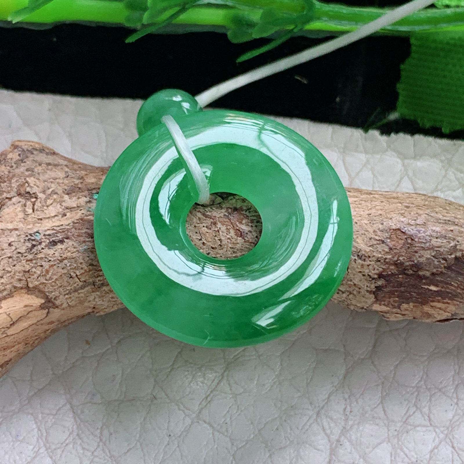 xo实拍22.3*3.7缅甸翡翠a货冰绿饱满甜甜圈 玉扣玉挂件 玉坠