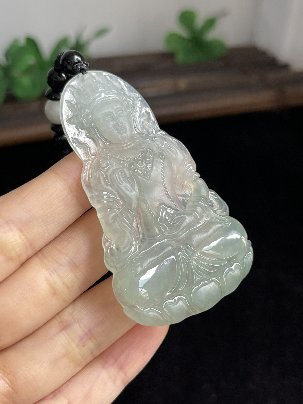 翡翠冰糯种淡绿色吊坠，配珠未测