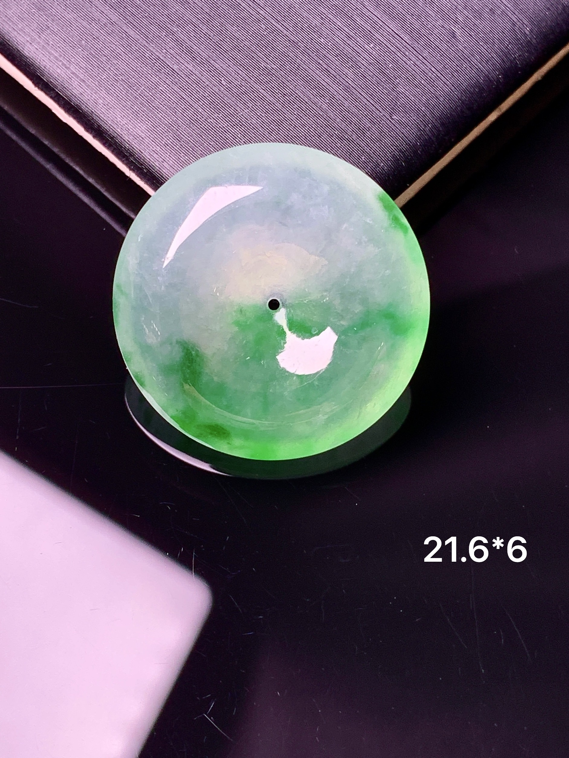 冰种飘绿平安扣吊坠 玉质细腻 色泽艳丽清新 水润亮眼 整体尺寸21.6*6d3