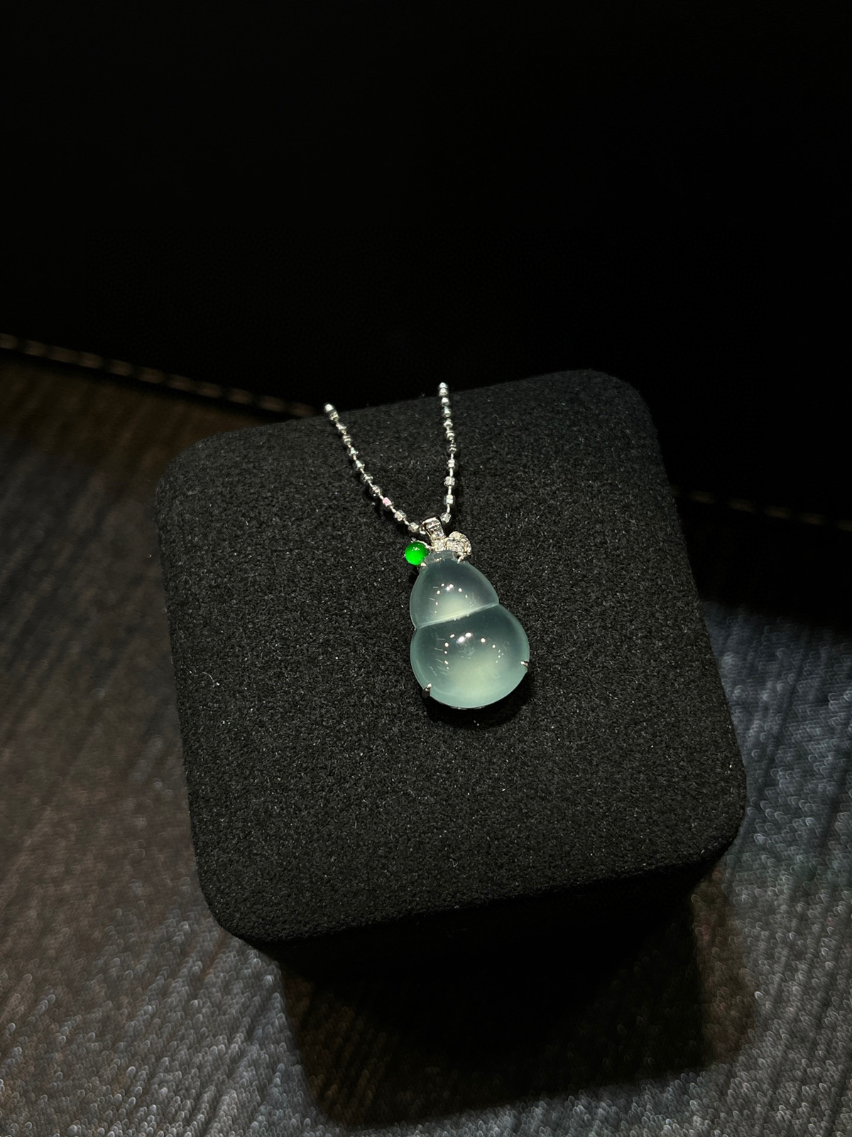 冰晴底裸葫芦｜温柔到骨子里的清润感

冰晴底色干净柔和
水润通透，自带淡淡晴水柔光
胖嘟嘟葫芦饱满圆润
裸石镶嵌，尽显翡翠原生质感～
18k金镶嵌